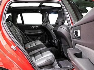 Volvo  B4 Ultimate Dark Pano Navi ACC BLIS Kam