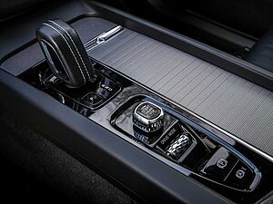 Volvo  B5 R-Design AWD Stdhzg Luft B&W Pano HUD