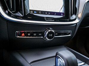 Volvo  B4 Plus Dark Navi Kam SHZ LH BLIS ACC
