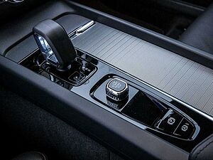 Volvo  B4 Plus Dark Navi Kam SHZ LH BLIS ACC