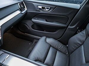 Volvo  B4 Plus Dark Navi Kam SHZ LH BLIS ACC