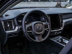 Volvo  B4 Plus Dark Navi Kam SHZ LH BLIS ACC