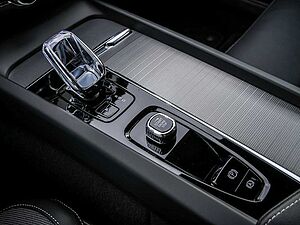 Volvo  B4 Plus Dark Navi Kam ACC BLIS HK SHZ LH