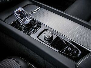 Volvo  B4 Plus Dark TH ACC BLIS Navi Kam SHZ LH