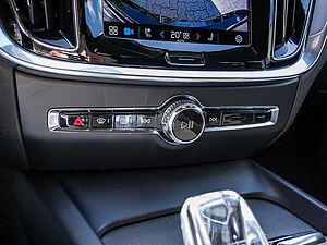 Volvo  B4 Plus Dark ACC SHZ Memory Kam