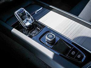 Volvo  B4 Plus Dark ACC SHZ Memory Kam