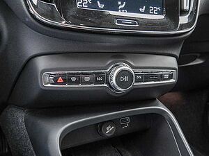 Volvo  B4 Momentum Pro AWD Kam Stdhzg SHZ