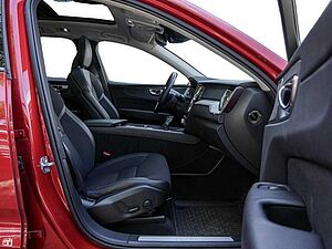Volvo  D4 AWD Momentum Navi Kam Pano AHK