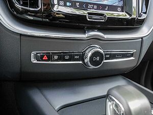 Volvo  T6 Recharge AWD Core Kam Stdhzg Pano