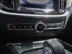 Volvo  B4 Plus Dark Navi Kam SHZ LH ACC BLIS
