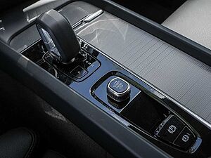 Volvo  B4 Plus Dark Navi Kam SHZ LH ACC BLIS