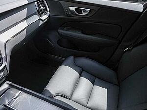Volvo  B4 Plus Dark Navi Kam SHZ LH ACC BLIS