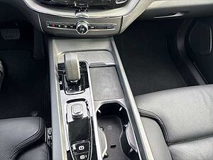 Volvo  Plus Dark AWD B4 Diesel EU6d StandHZG AHK-klappbar digitales Cockpit Memory Sitz