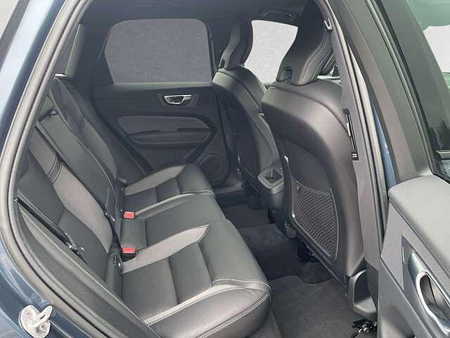 Volvo  B4 Mild-Hybrid Plus Dark AHK ACC LED