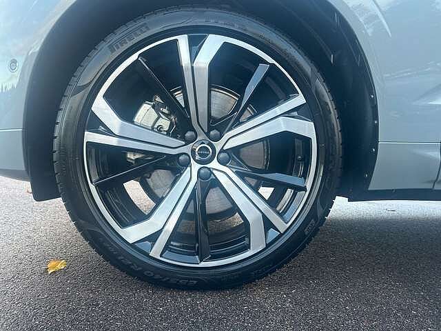 Volvo  B4 Mild-Hybrid Plus Dark AHK ACC LED