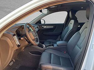 Volvo  B3 Mild-Hybrid Plus Dark  ACC BLIS SD LED
