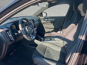 Volvo  B4 MILD Hybrid Automatik Plus Dark LED