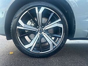 Volvo  B4 Mild-Hybrid Plus Dark AHK ACC LED