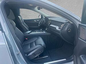 Volvo  B4 Mild-Hybrid Plus Dark AHK ACC LED