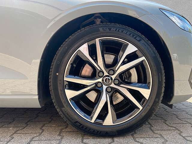 Volvo  B4 Mild-Hybrid Core AHK ACC BLIS LED