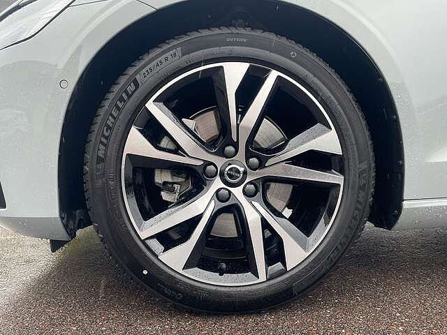 Volvo B4 Mild-Hybrid Plus Dark ACC BLIS LED