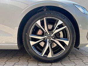 Volvo  B4 Mild-Hybrid Core AHK ACC BLIS LED