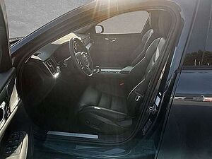Volvo  B4 Mild-Hybrid Ultra Dark  ACC BLIS SD