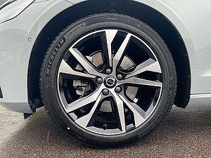 Volvo B4 Mild-Hybrid Plus Dark ACC BLIS LED