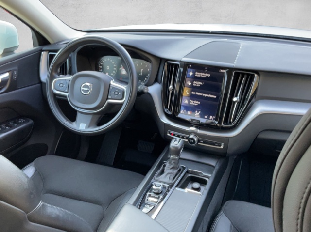 Volvo  XC60 T4 Momentum Pro 2WD Geartronic Bluetooth Navi LED Klima Einparkhilfe el. Fe