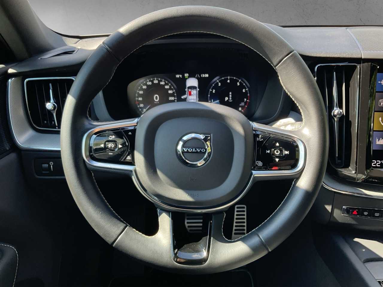 Volvo  XC60 B4 (Benzin) R-Design 2WD Automatik Bluetooth Navi LED Klima Einparkhilfe el