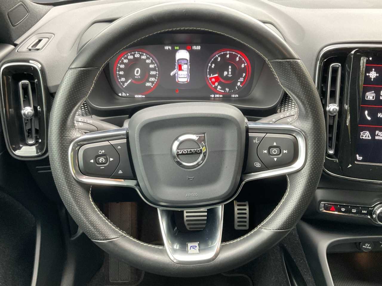 Volvo  XC40 T4 R-Design 2WD Automatik Bluetooth Navi LED Klima Einparkhilfe el. Fenster