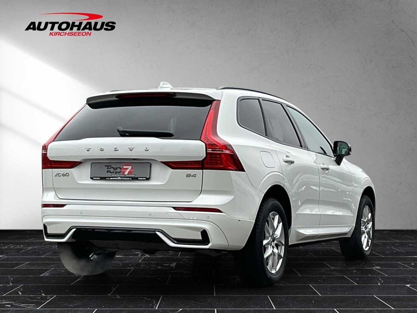 Volvo  XC60 B4 (Benzin) Plus Dark 2WD Automatik Bluetooth Navi LED Klima Standhzg Einpa