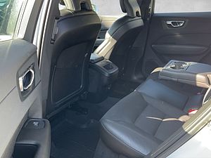 Volvo  XC60 T4 Momentum Pro 2WD Geartronic Bluetooth Navi LED Klima Einparkhilfe el. Fe