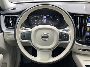 Volvo  XC60 B5 (Benzin) Momentum Pro AWD Automatik Bluetooth Head Up Display Navi LED K