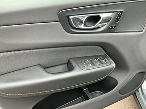 Volvo  XC60 B4 (Benzin) R-Design 2WD Automatik Bluetooth Navi LED Klima Einparkhilfe el