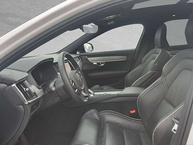 Volvo  B4 Mild-Hybrid Plus Dark ACC BLIS SD