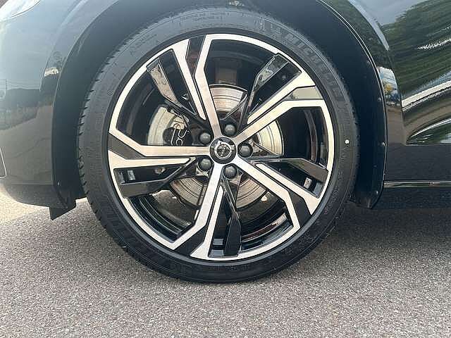 Volvo  B4 Mild-Hybrid Ultra Dark AHK ACC BLIS SD