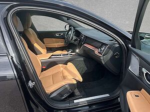 Volvo  B4 Mild-Hybrid Ultra Dark AHK ACC BLIS SD
