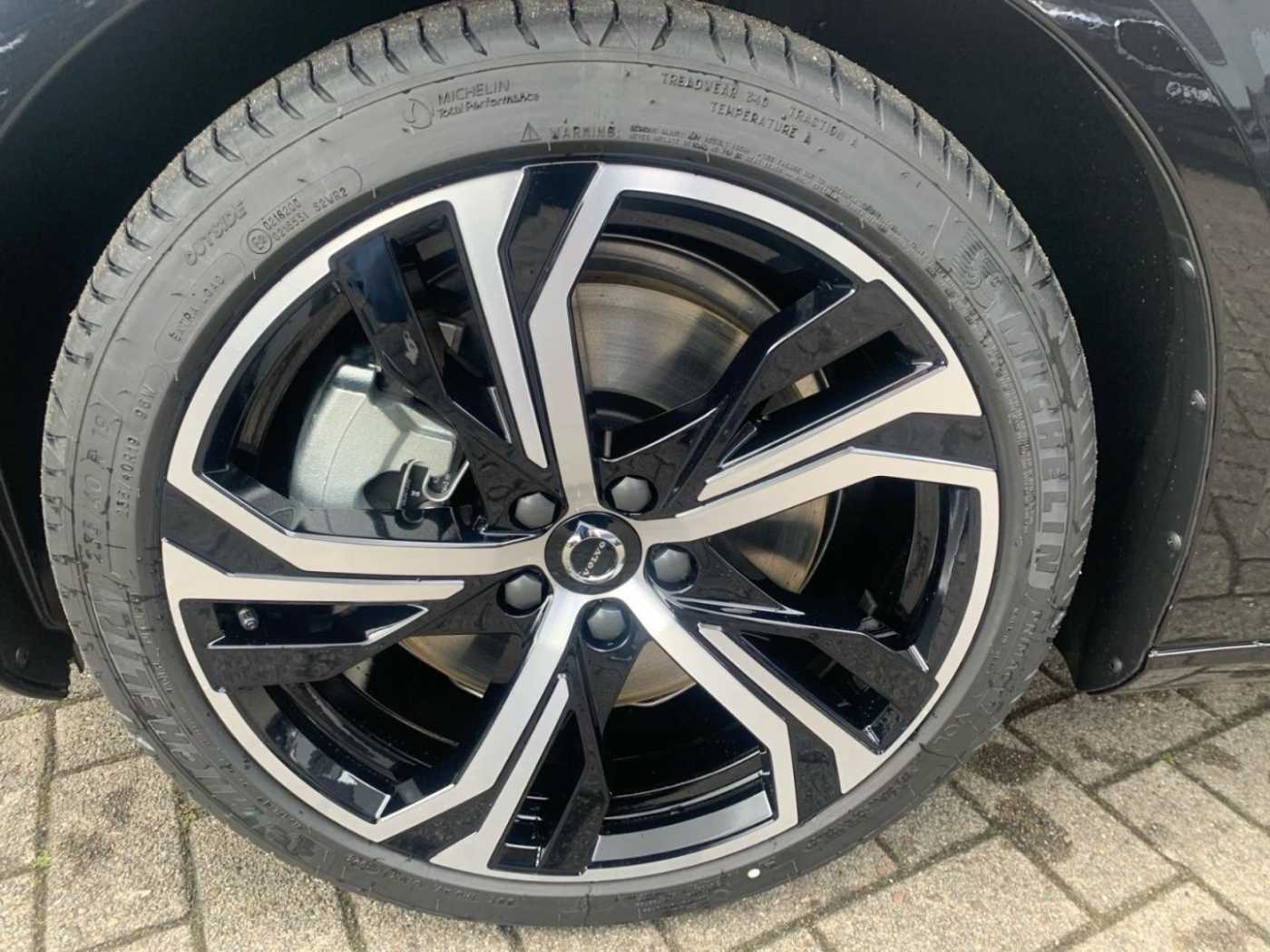 Volvo  T6 AWD Plus Dark Fahrerassistenz Paket LM-Rä