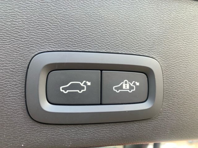 Volvo  B4 Ultra Bark Pixel LED el. Sitze Abstandst