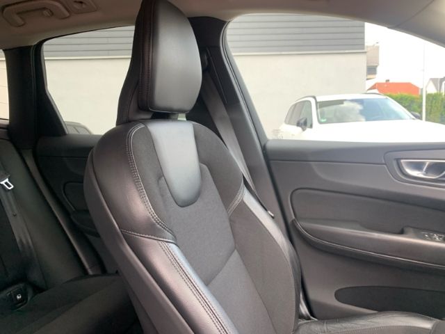 Volvo  B4 AWD Momentum Pro Voll LED Kamera Navi BL