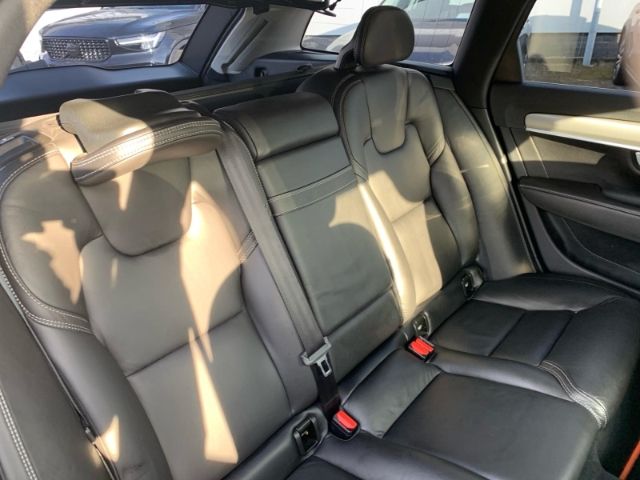 Volvo  D4 Momentum Voll LED Leder el. Sitz Navi Kam
