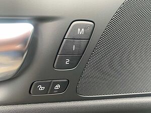 Volvo  T6 AWD Plus Dark Fahrerassistenz Paket LM-Rä