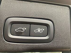 Volvo  B4 Plus Dark Voll LED Abstandstempomat Pilo