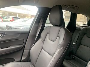 Volvo  B4 Plus Dark Voll LED Abstandstempomat Pilo