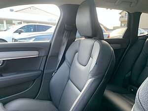 Volvo  B4 Ultimate Dark el. GSHD HUD el. Sitze