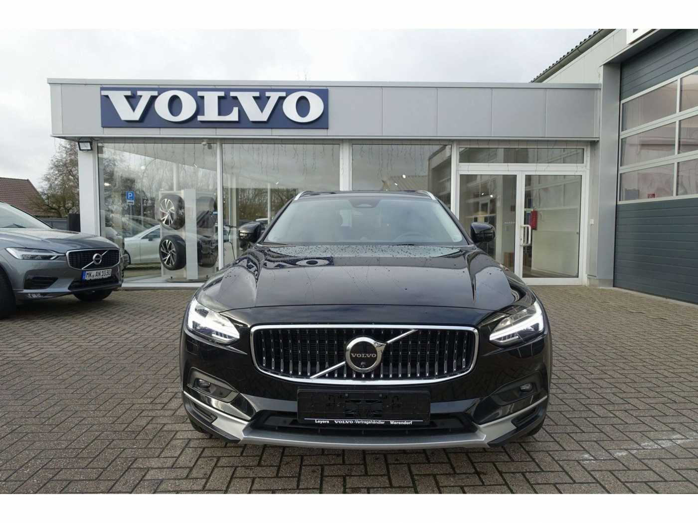 Volvo  Ultimate B4 AWD/B&W/Pano/BLIS