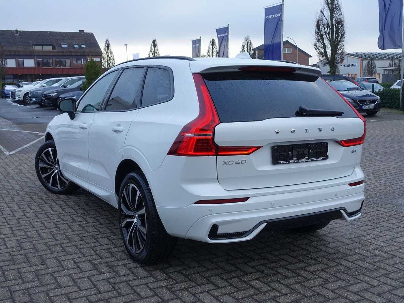 Volvo  Plus, B4 Mild-Hybrid/Dark/Pano/StndHz/CAM