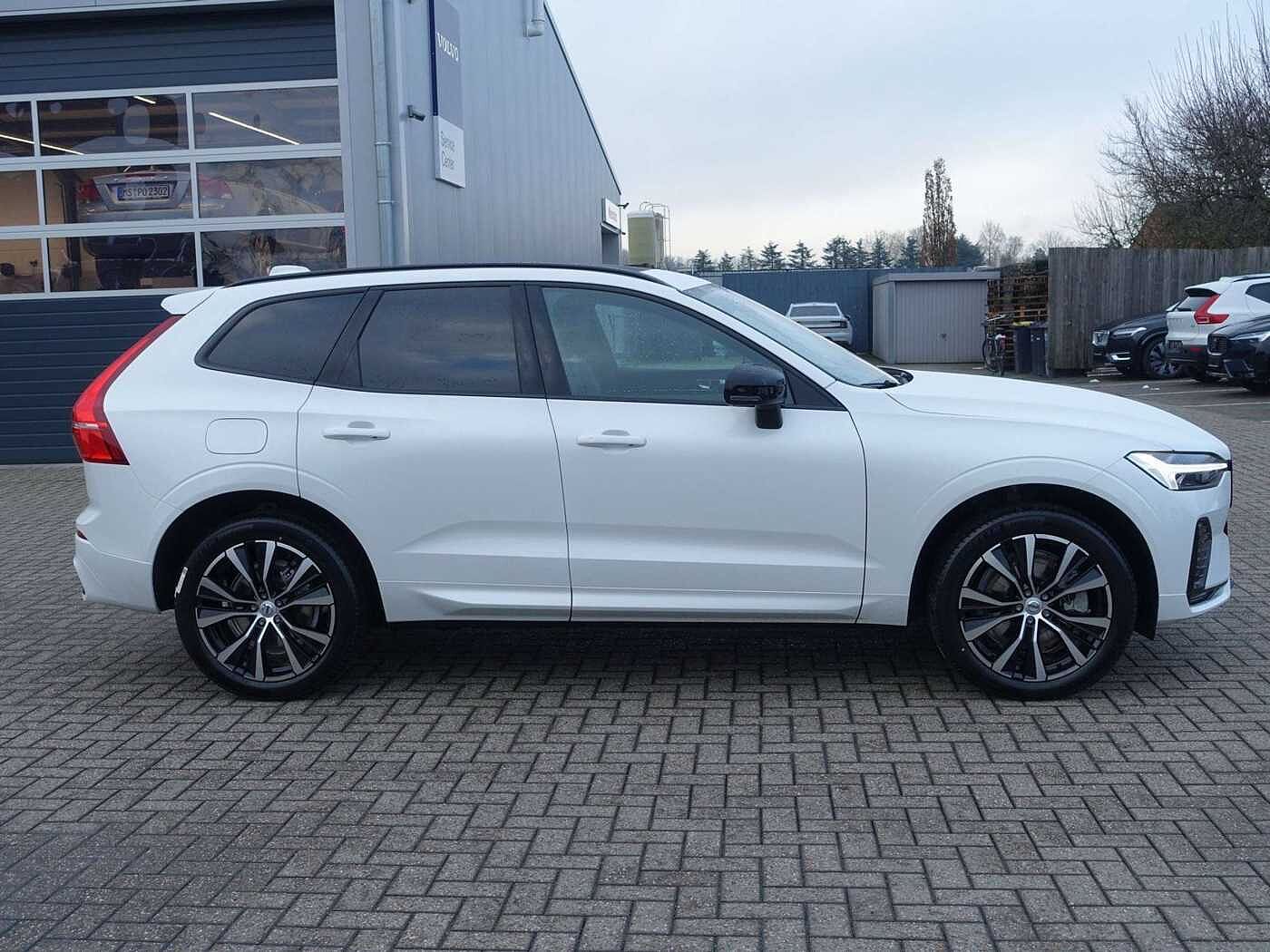 Volvo  Plus, B4 Mild-Hybrid/Dark/Pano/StndHz/CAM