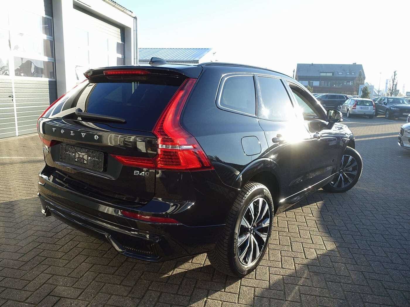 Volvo  Plus B4 AWD/Dark/Kamera/BLIS/H&K/StndHz